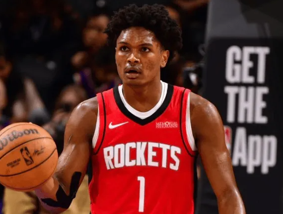 某媒晒出了阿门赛季至今的各项数据：17.4分7.0篮板5.1助攻（2.7失