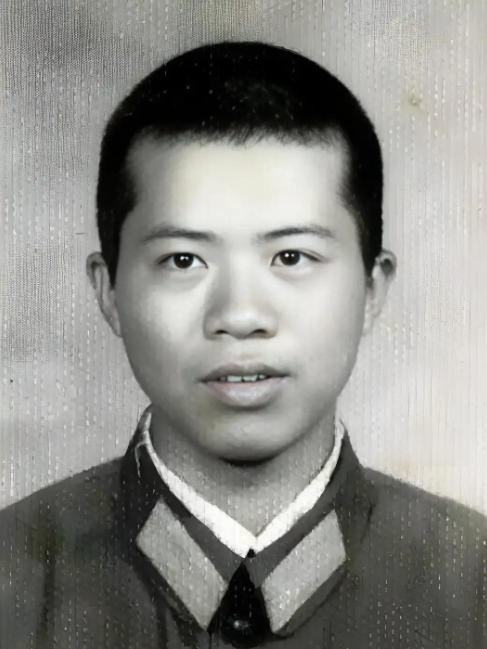 1984年，老山战场，21岁的战士刘家富不幸中枪，跌倒在坑，此时，坑外有4名越军