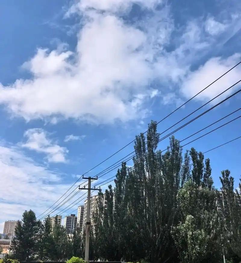 ＃随手拍一张你所在城市的蓝天景色＃这是我随手拍摄的一张城市蓝天白云景色