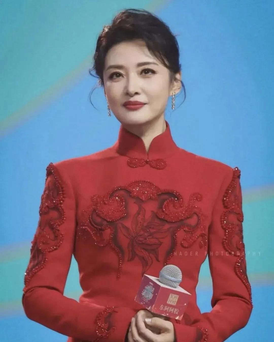 女主持人里，我最想不通的就是周涛了。她在央视明明是个处级干部，有正式编制，手握