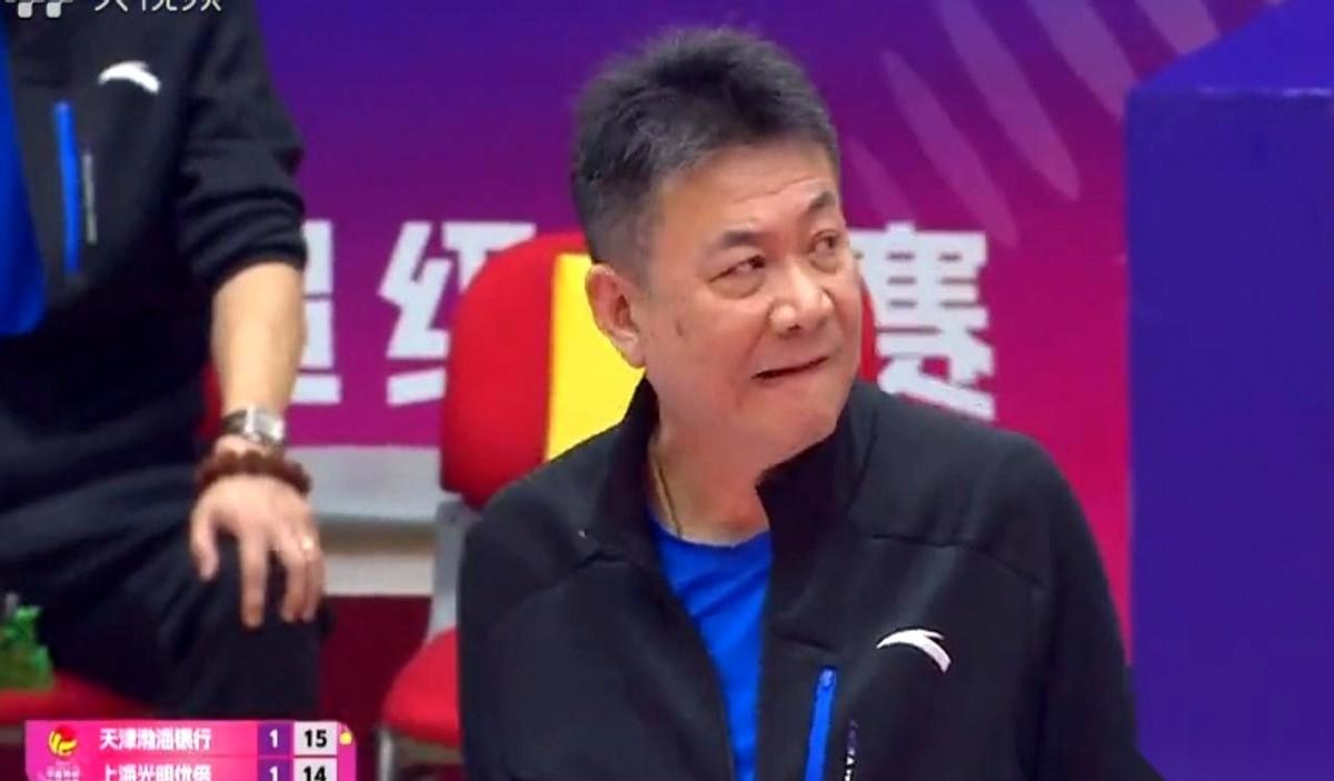 输了。而且是输得底裤都不剩的那种。被一群平均年龄小一大截的丫头片子，按在地上