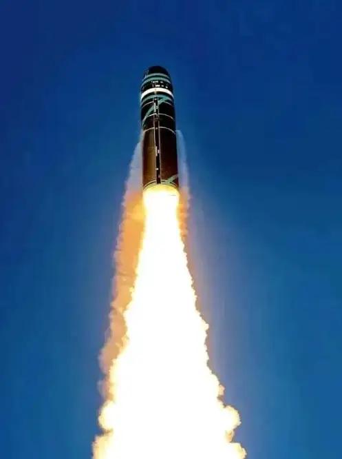 日:大哥你咋回事啊美:我咋的了日:你一会说打波斯猫一会又要和波斯猫和谈