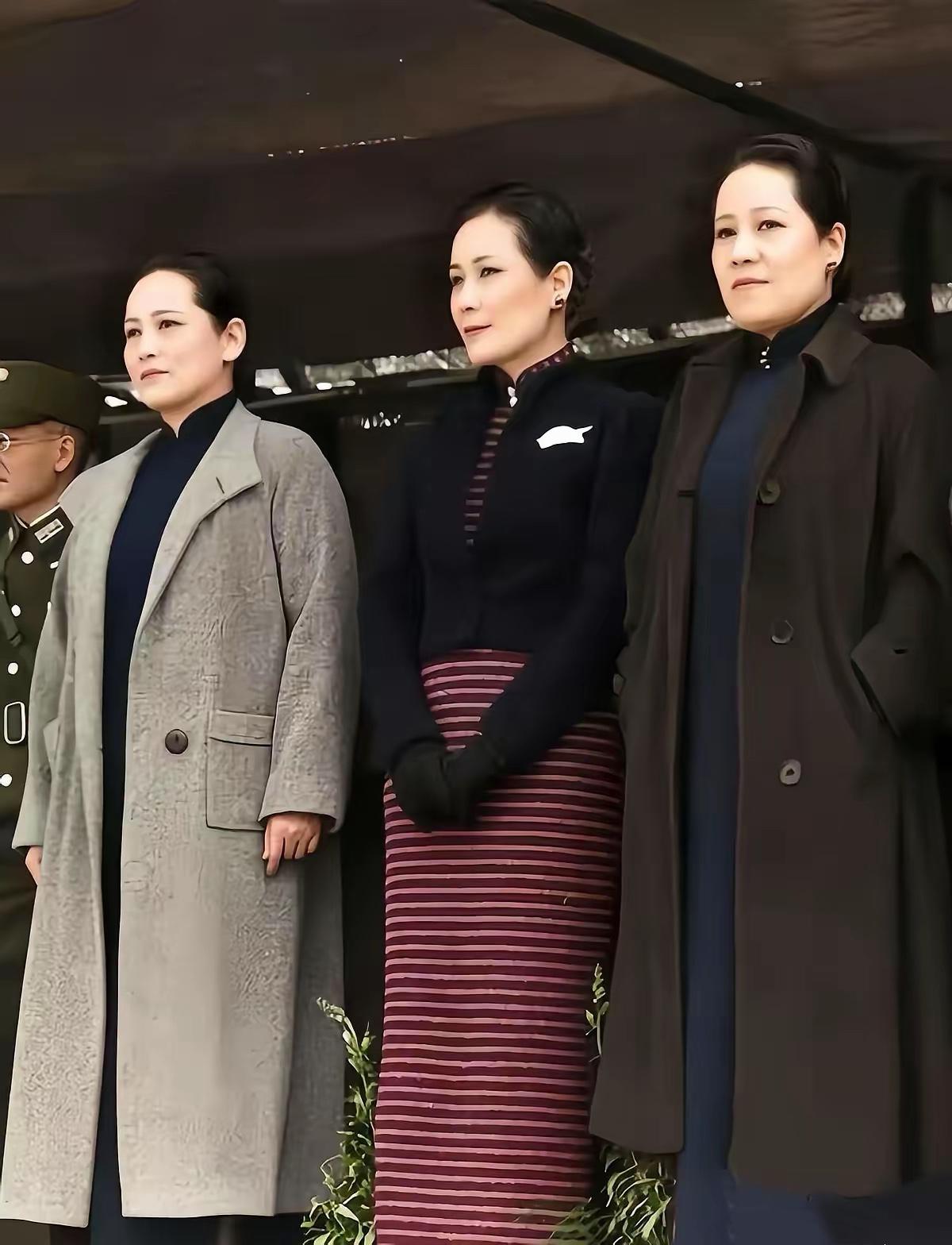 下图是宋氏三姐妹的真实照片，照片中的三姐妹形貌有很大相似处，穿着打扮也比较统一，