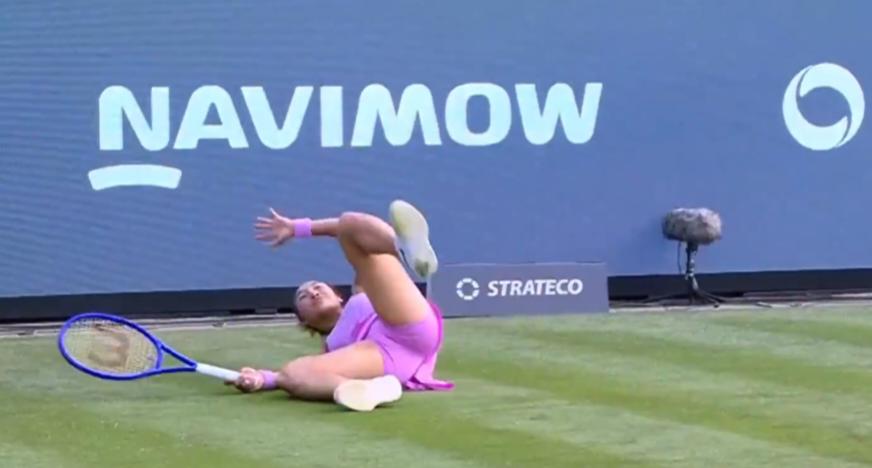 郑钦文是真拼啊！ WTA500赛女单首轮，持外卡出战的中国金花郑钦文迎战世界