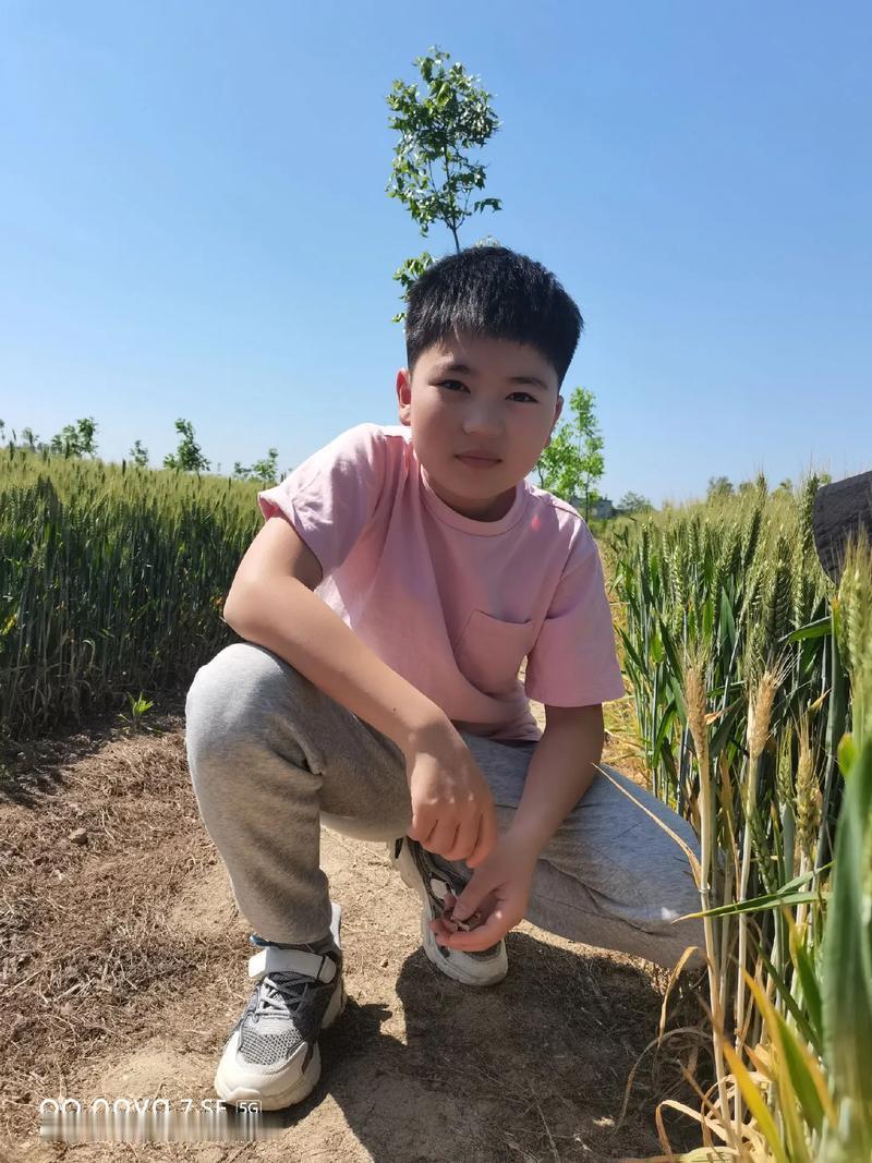 江西一名十五岁少年接连遭遇不幸，父母离世才一百多天，少年依旧深陷悲痛。家中田地、