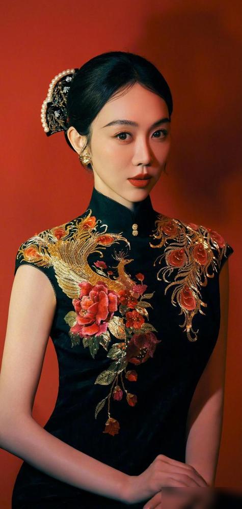 你看春晚没？镜头追着拍的粉旗袍美人，居然被喊了10年“会做饭的二胖”！202