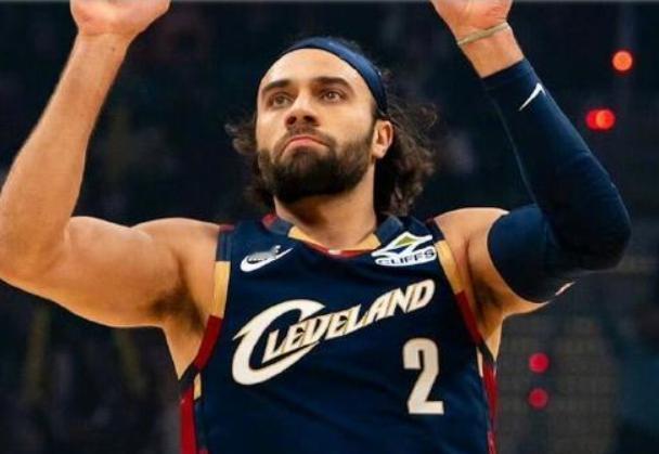 NBA东部决赛，骑士对阵活塞的第一场比赛中，出现奇葩一幕。面对锋线身高尺寸更大