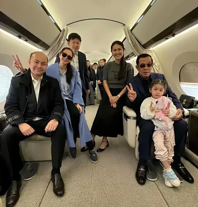 用爱国情怀，来呼吁大家团结，泰国文化部长为泰党党魁佩通坦高调亮相。她再次表明了