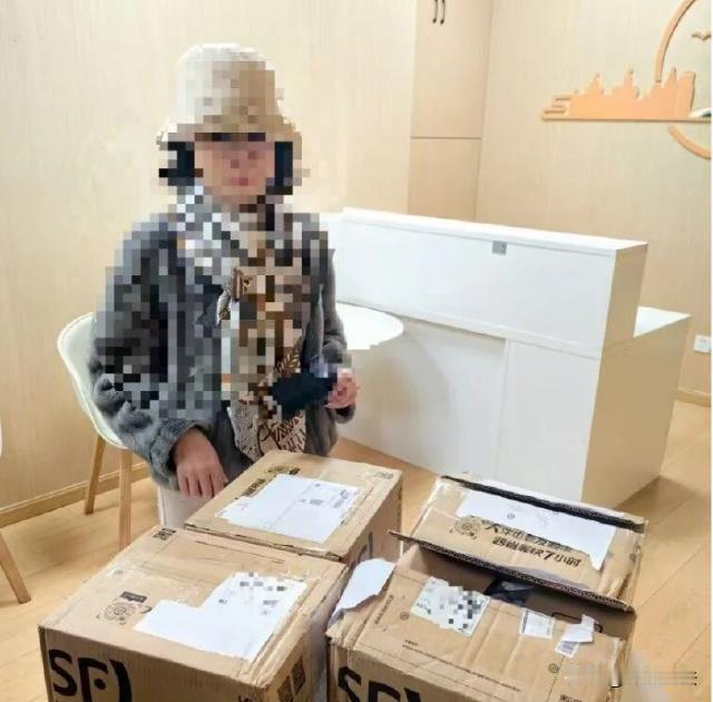 上海，一女子跟一男子恋爱，男子声称自己是一名“军官”，还展示了自己的“证件”。对