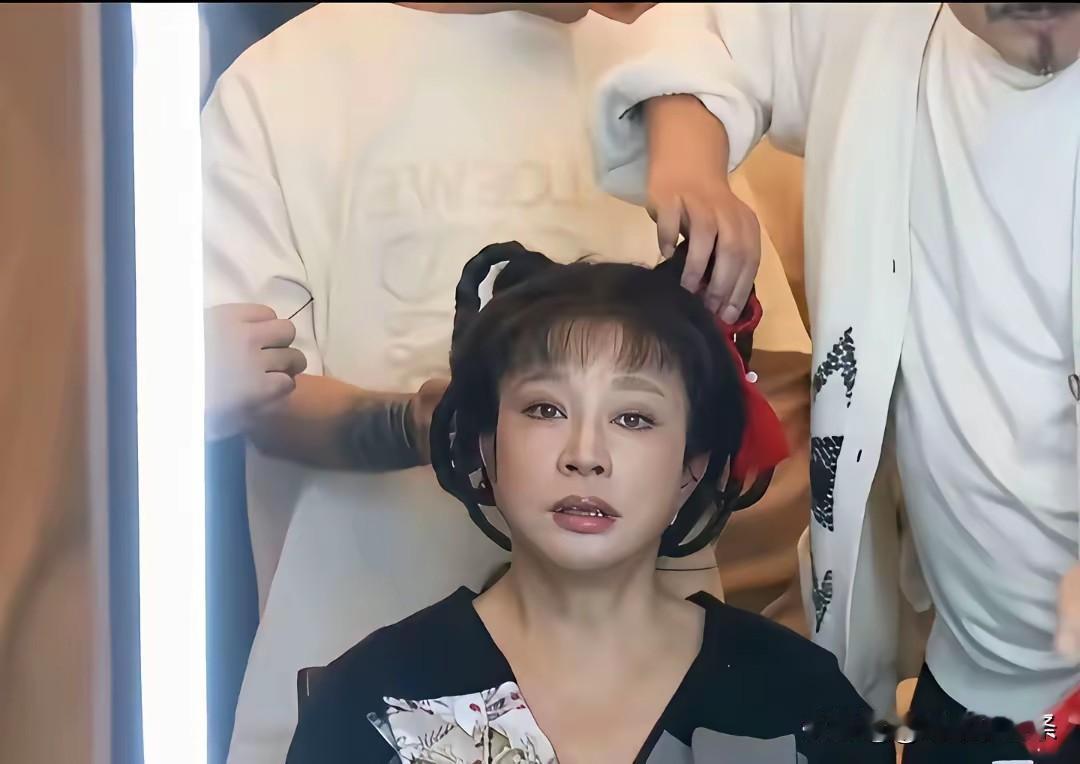 奶奶的年龄偏要演孙女的角色，刘奶奶太难为自己了。再高明的化妆师化得了眼睛化不了