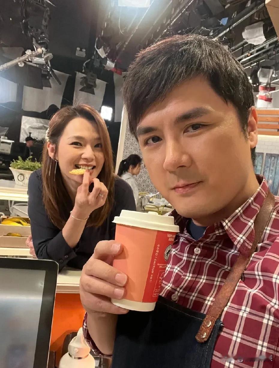 港星李家鼎的儿子李泳豪在母亲施明逝世之后，首次晒工作照，拍电视《爱回家》。45