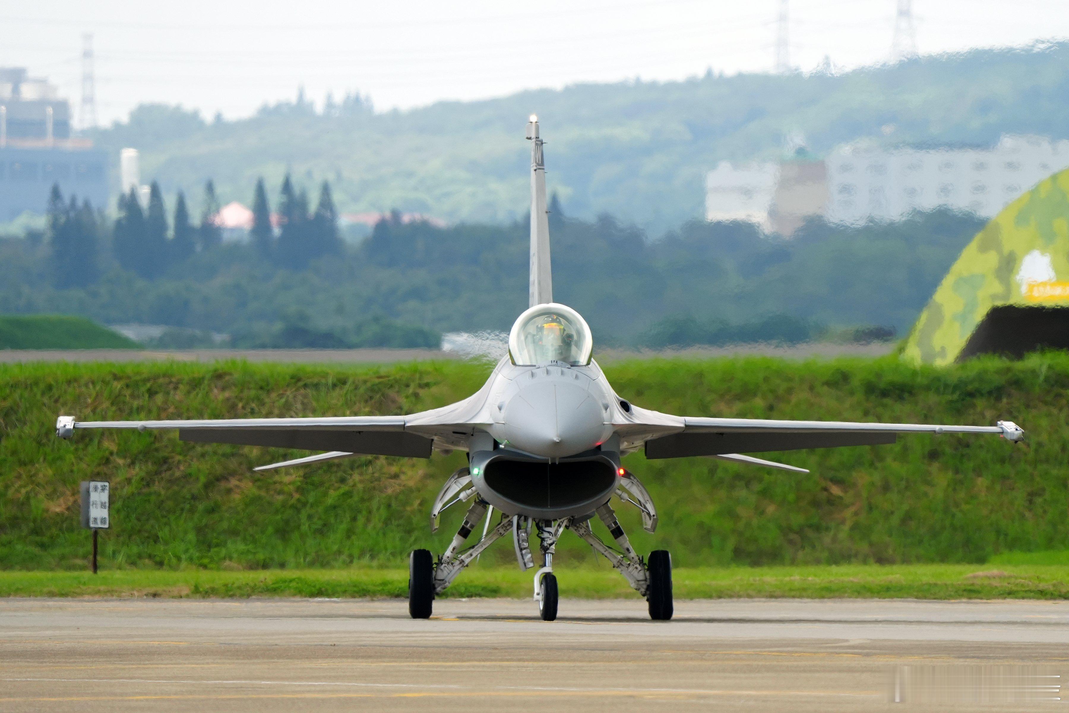 台独“伪防部”今日发了4张图给岛民说：“F-16V的轰鸣，胜利的回声。”网友：在