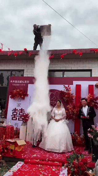太过分了！新郎婚礼上一好友用整盆白面撒向新郎，现场气氛很尴尬，很多人看到现场大笑
