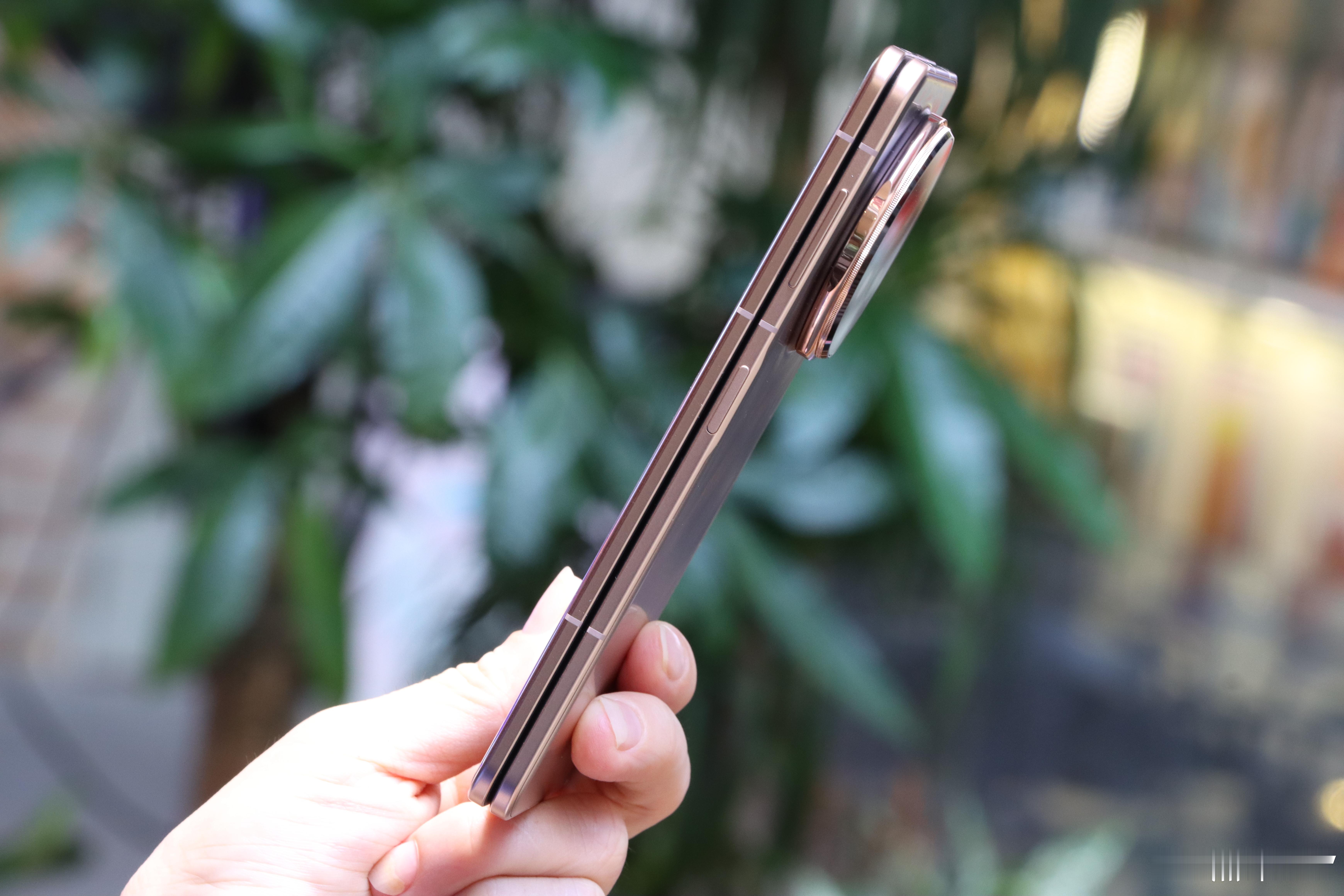 荣耀MagicV5全球最薄折叠旗舰，喜欢吗？​​​