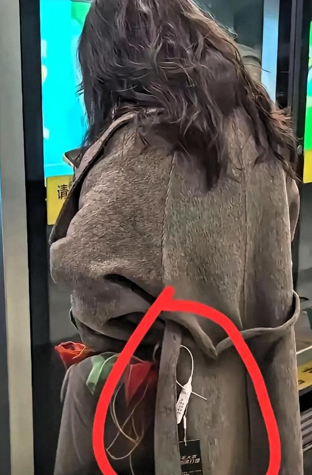 事实证明，有些东西是刻进骨子里的基因，无关年龄大小。今天在地铁上看见一大妈，