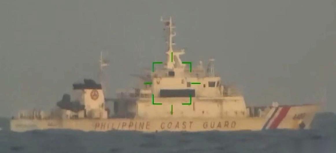 南海对峙：055编队锁菲船，美军驱逐舰静观变局