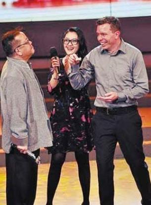 1996年，王刚花200万送女儿出国留学，没想到她却要嫁给老外，王刚反对，老外却