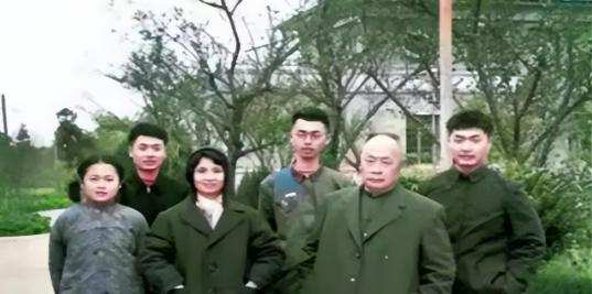 1963年的春天，陈毅带着妻子张茜和4个孩子回到四川老家乐至过年。那会儿的陈