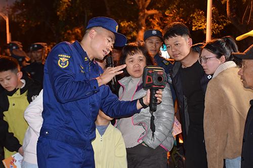 玉溪消防‘百队千乡万场’走进社区开展零距离消防宣传