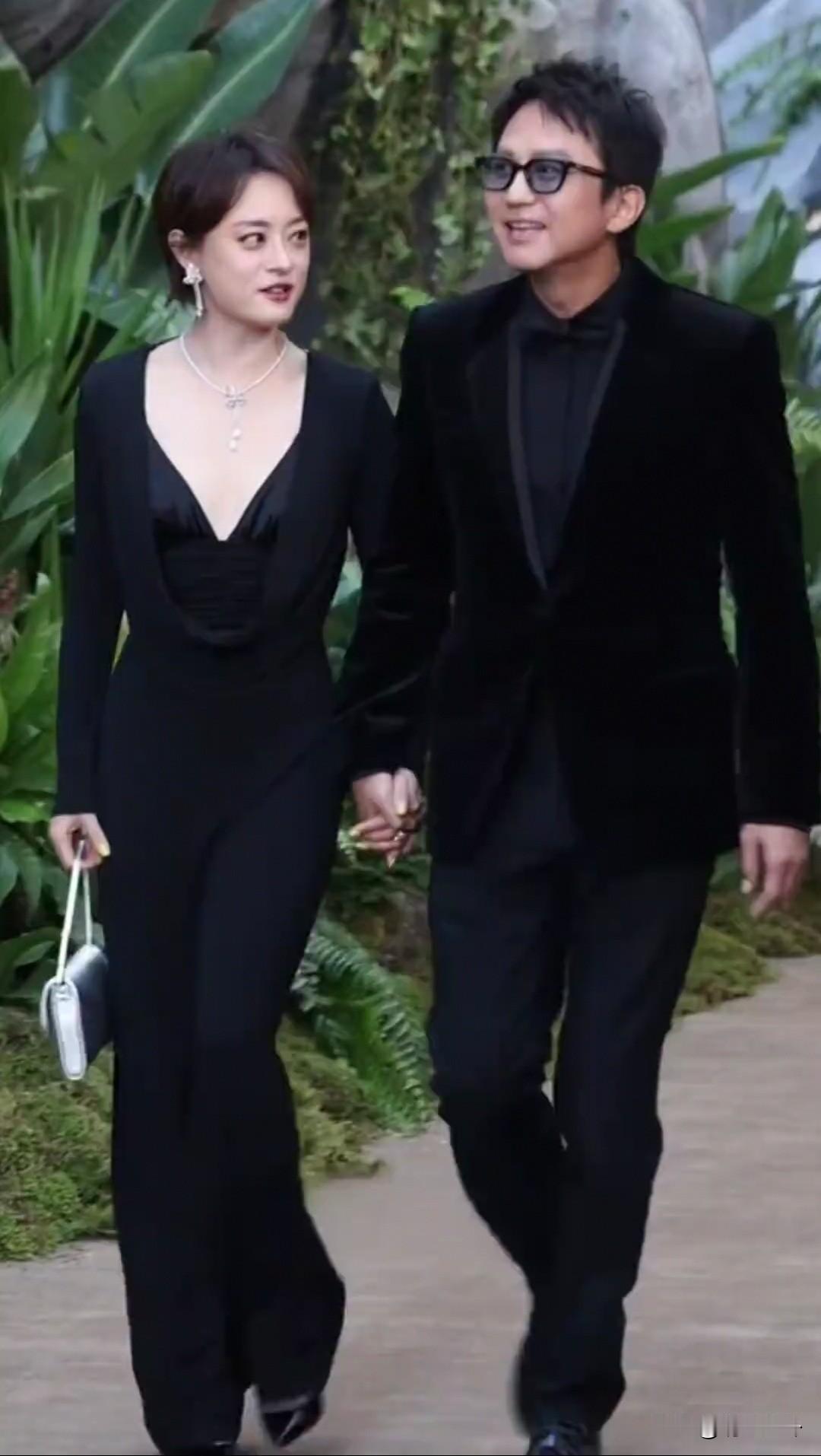 邓超孙俪出席首映礼[呲牙笑][呲牙笑][呲牙笑]看见邓超就想笑，太逗了[大笑][大笑