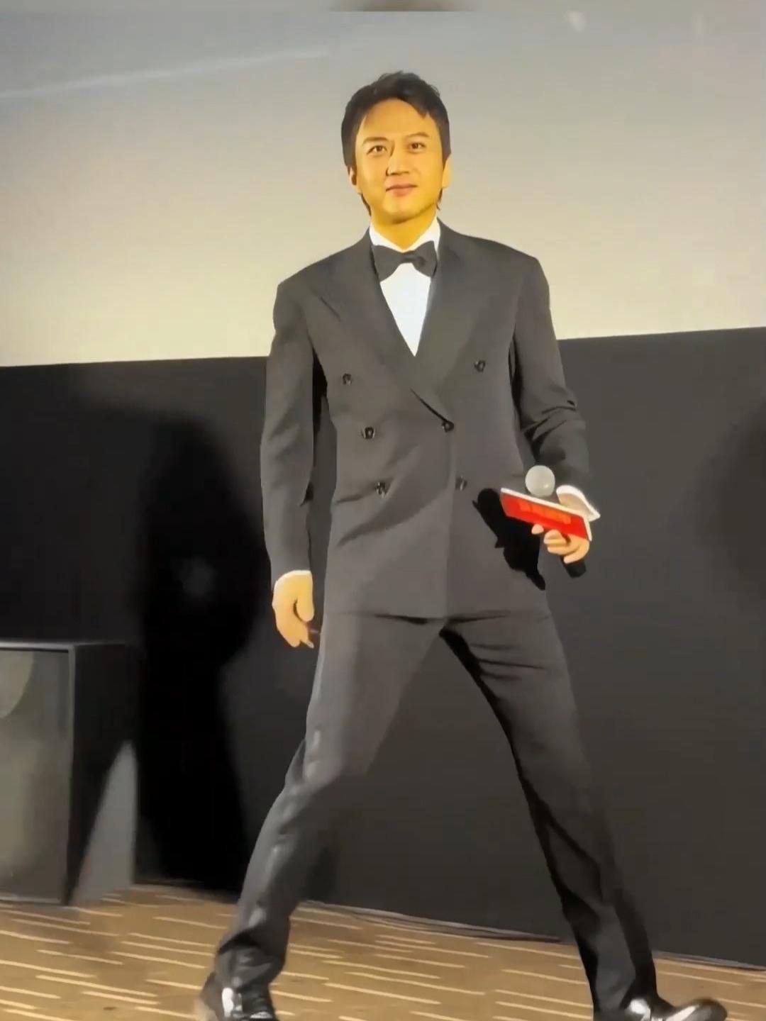 邓超说，我们家一到晚上9点就没人了，我老婆孩子这个点都熄灯睡觉了，我一开始也不服