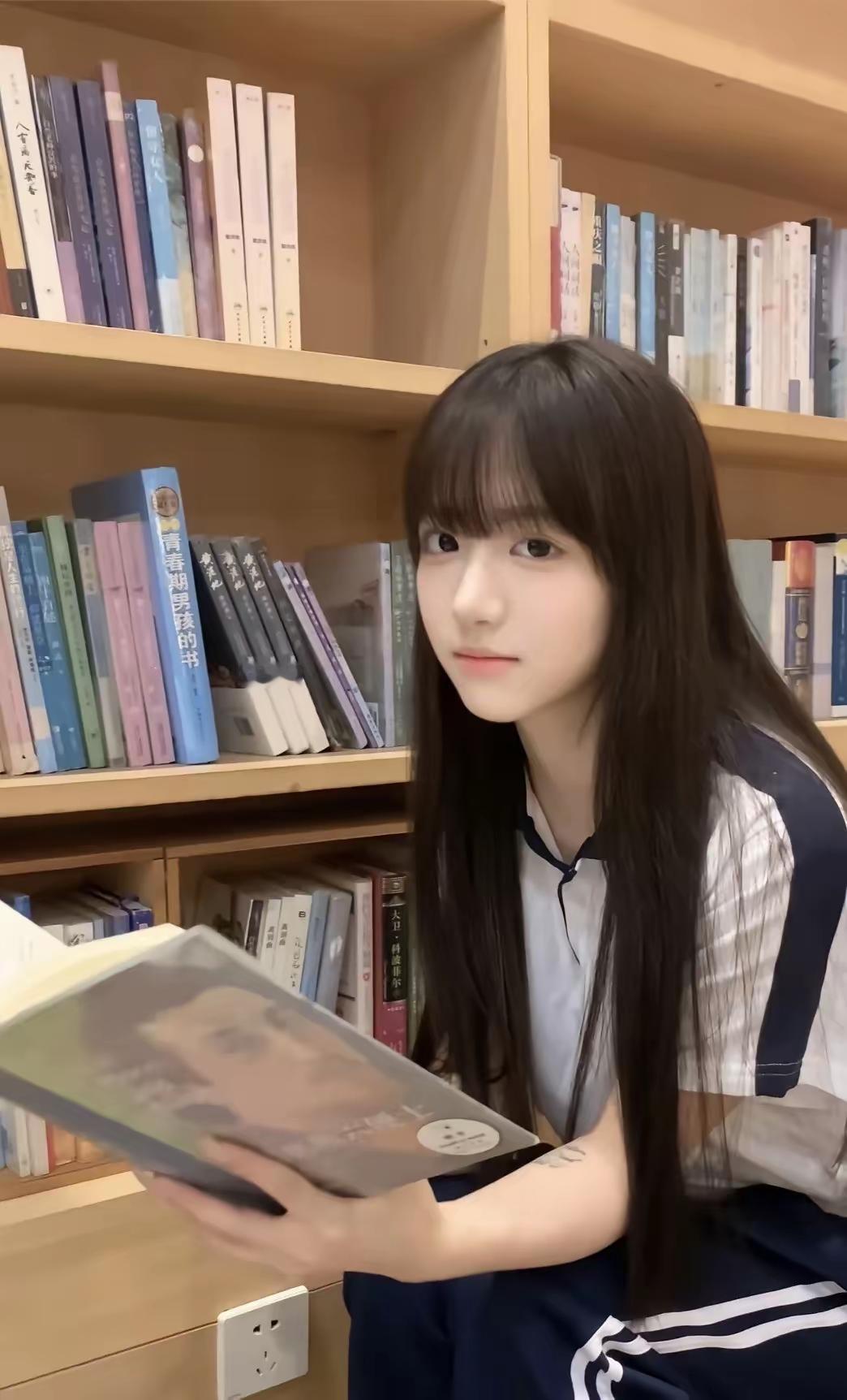 图书馆里看书的小姐姐。读书美少女图书馆美景读书女人图书馆女神