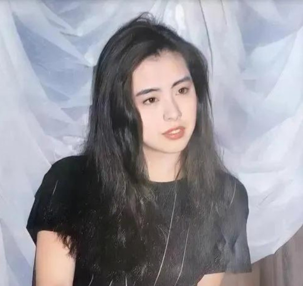 1990年，王祖贤第一次去北京拍广告，片酬200万。坐出租车时她给司机5块钱，司
