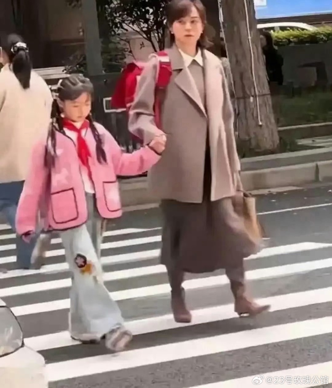 孙俪送闺女上学，这闺女跟她简直一个模子刻出来的，基因太牛了