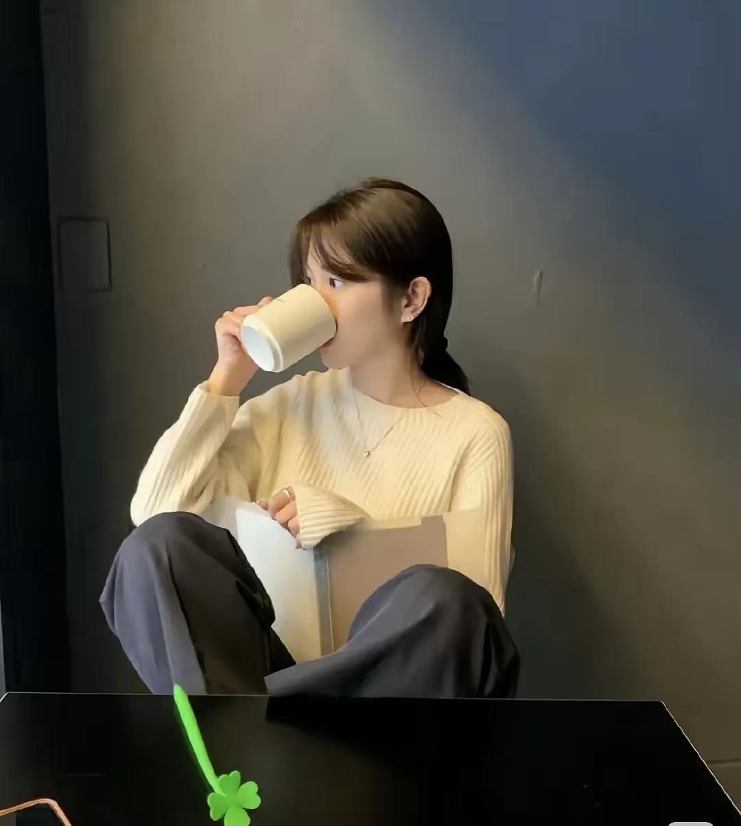 一个女人最好的工作：1.月工资为5000元左右。2.有五险一金。3上班不需