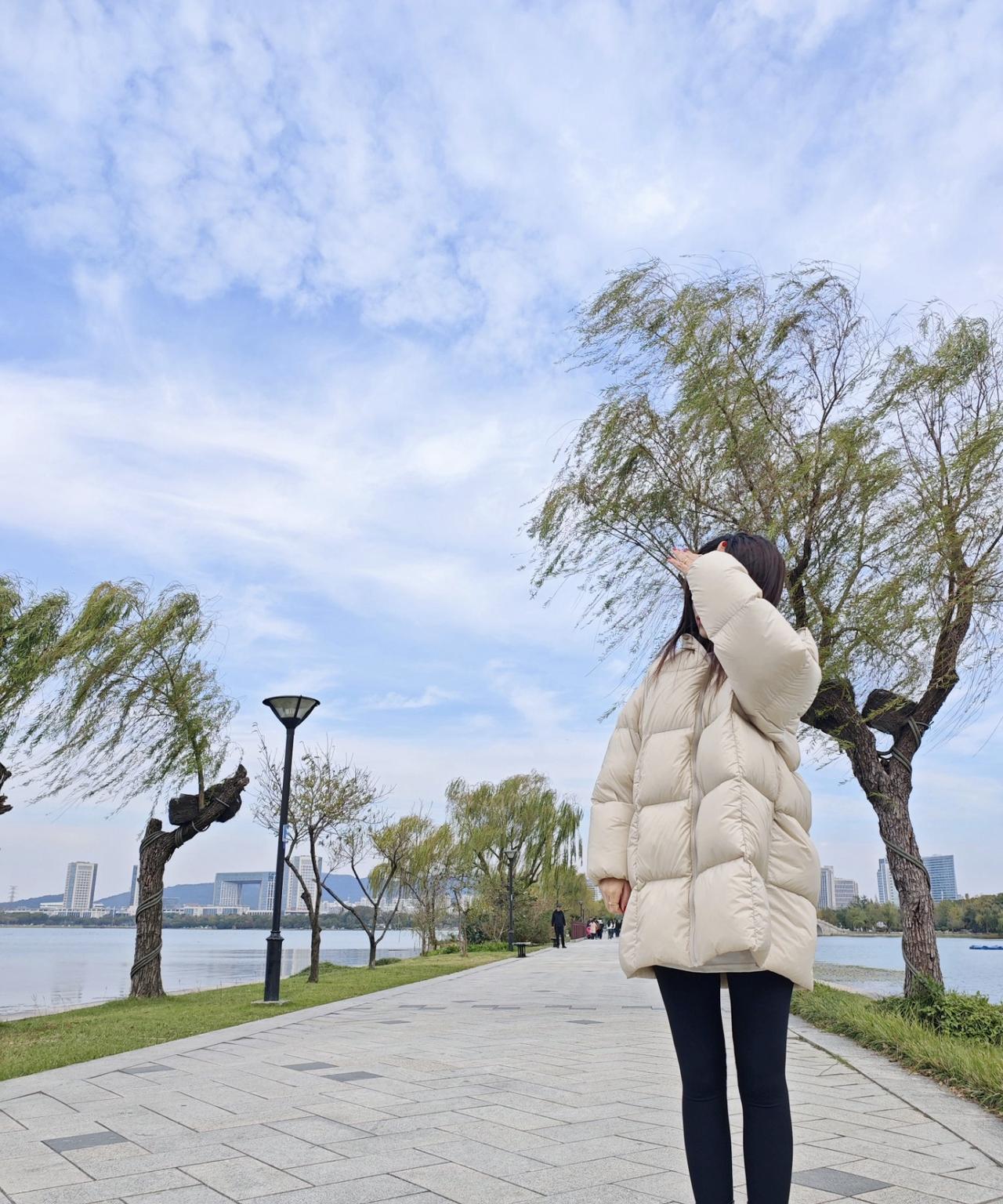 秋装选购指南：这些品牌让你轻松变美！秋天来了，是时候给衣柜换上新的色彩了！这里
