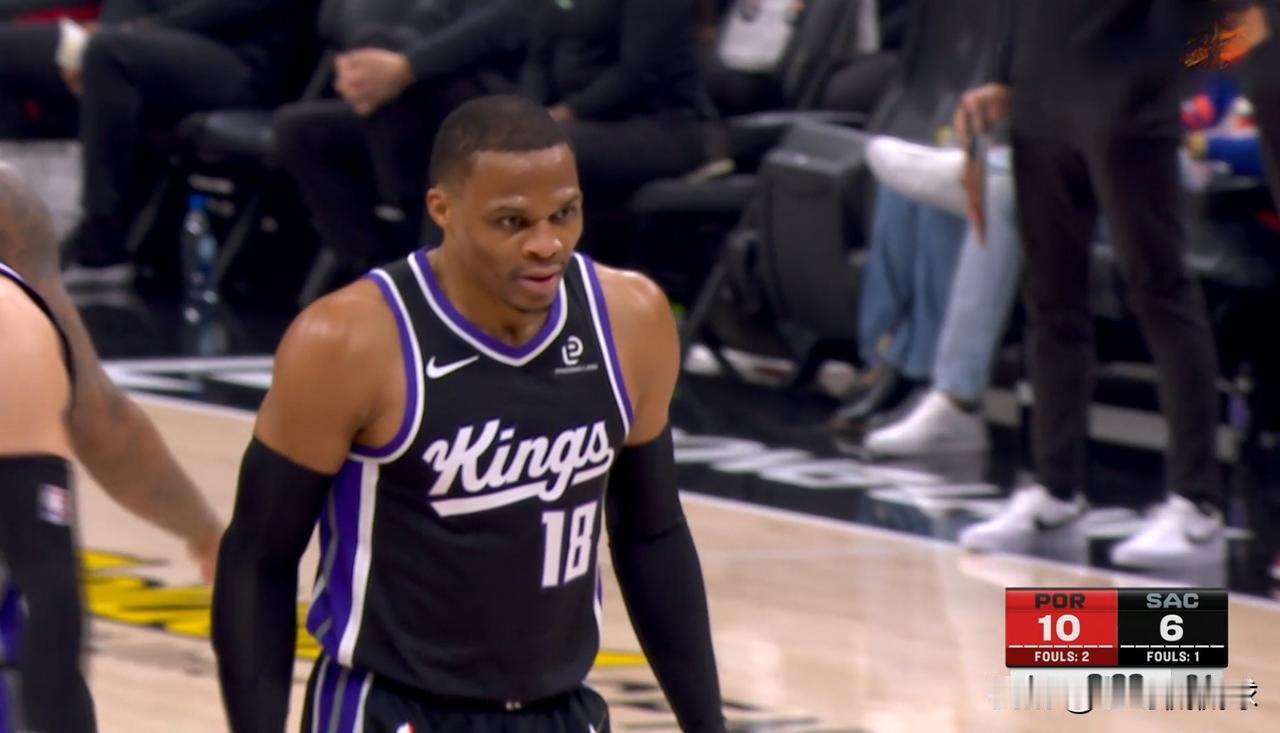 国王老将威斯布鲁克又给人送惊喜了！在今天国王主场迎战开拓者的比赛中，目前双方的上