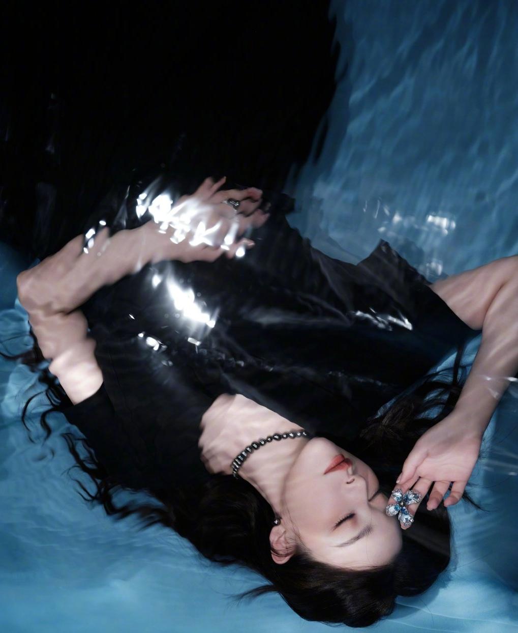 阚清子晒黑色造型一身黑色美出了新高度优雅高冷不失个性怎么看怎么美这样的穿