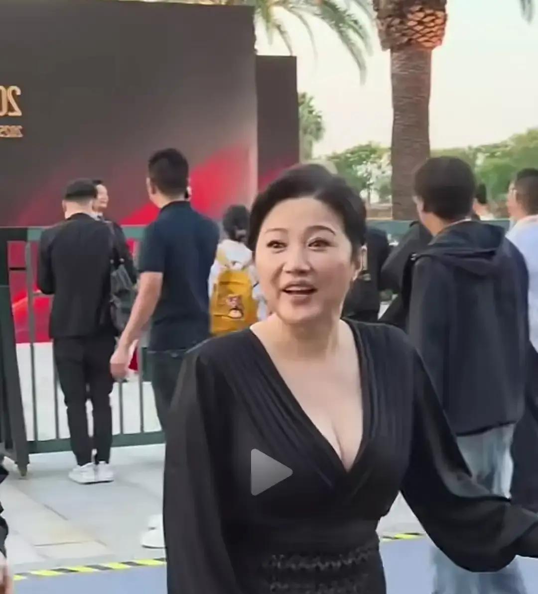 王宝强让工作室贴出了一张银行转账单，用来回应恩波格斗俱乐部找他索要1.1亿票房分