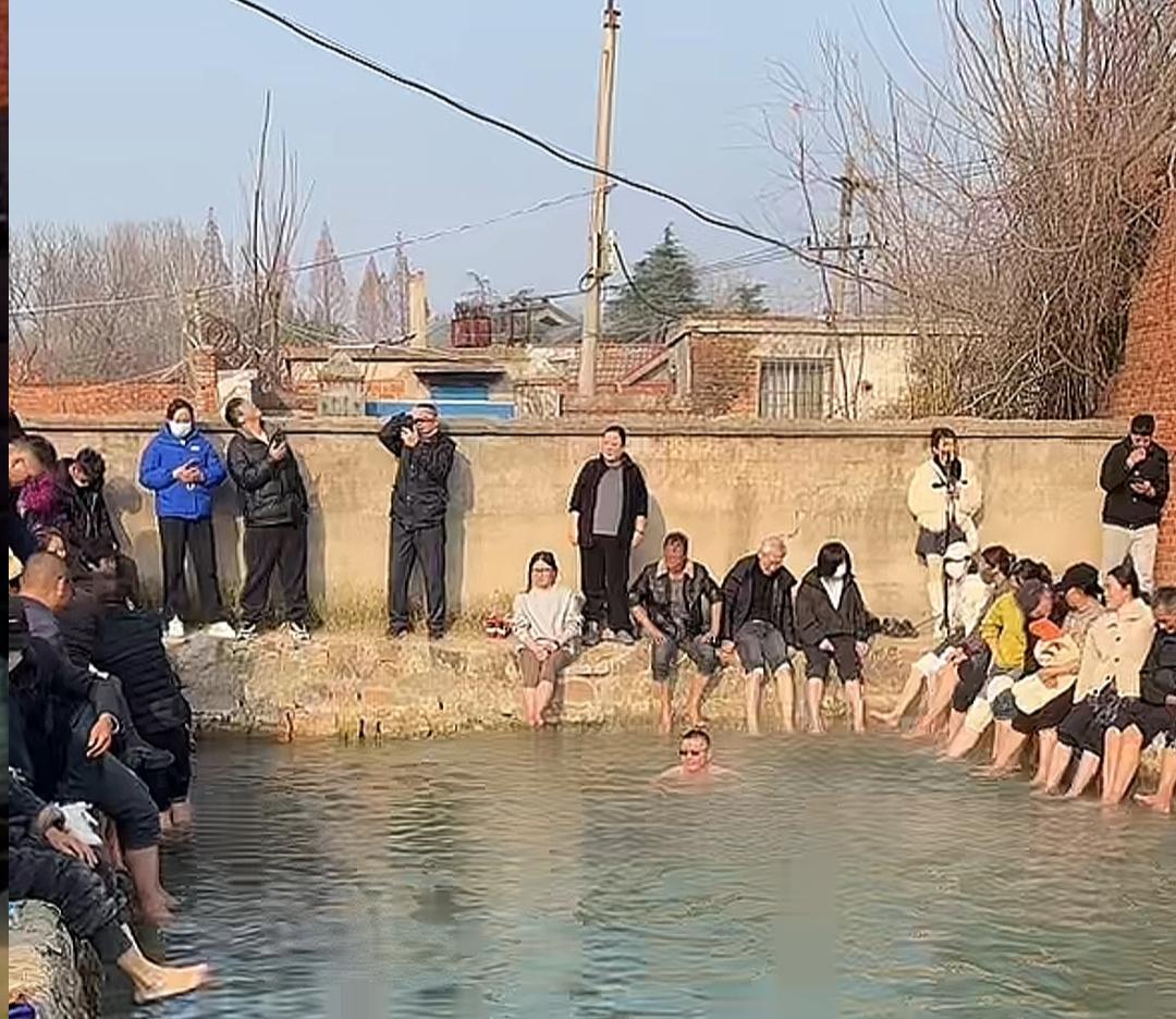 大叔独自在泡温泉，一旁的乡亲们在泡脚，真是温馨和谐的画面啊！