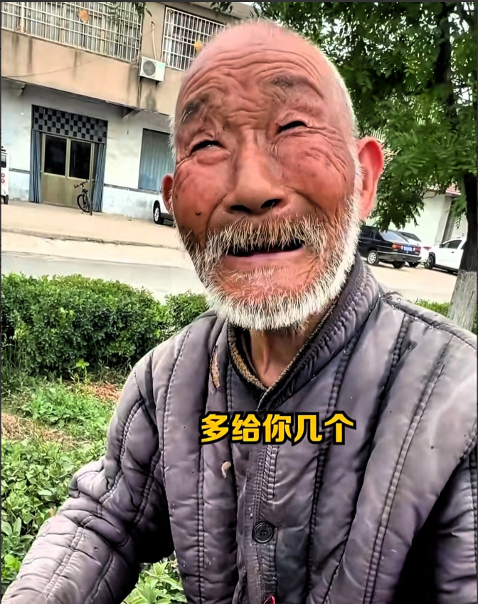 “太暖心了！”山东，88岁老人推着三轮车卖手工编筐，男子见老人可怜，本想支持一下