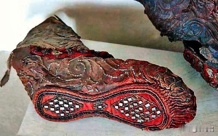 这是一只拥有约2300年历史的塞人（Scythian）女性皮靴，它因长期埋藏
