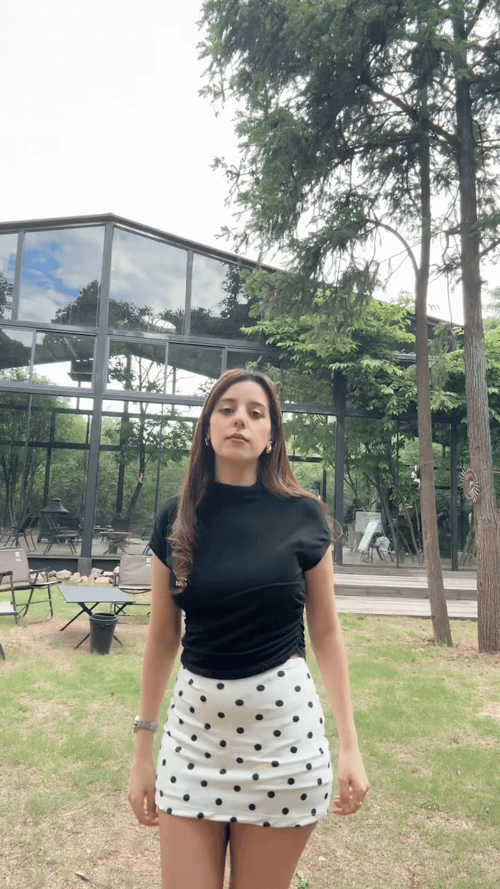 巴西女球迷位了给巴西队加油，献舞一支！