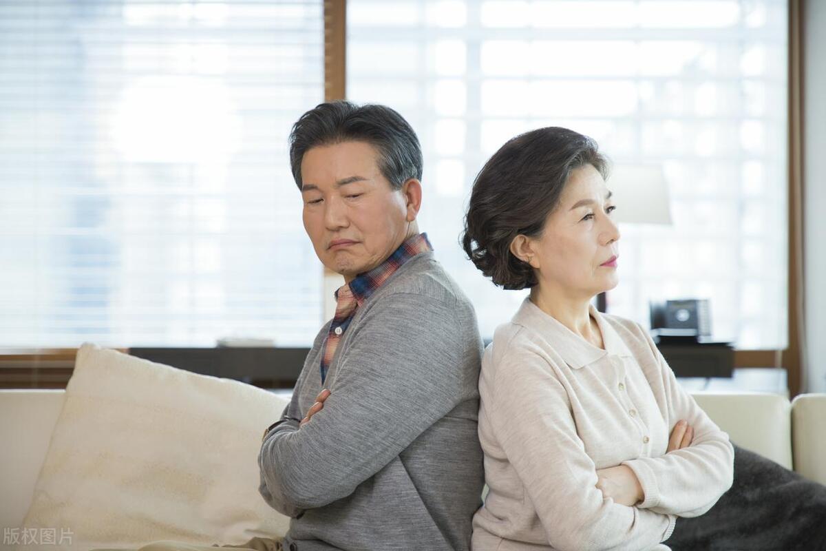 我邻居老两口，60多岁离婚了，男方还抱回来一个几个月大的女儿，把老伴气得当场瘫倒