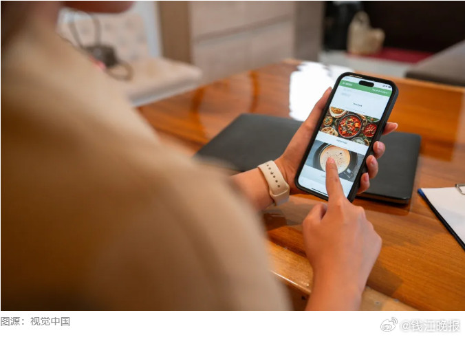 #女子夹在同事间为点奶茶气到胸痛#【23岁女白领上班时只点一杯奶茶，遭两位“饭搭