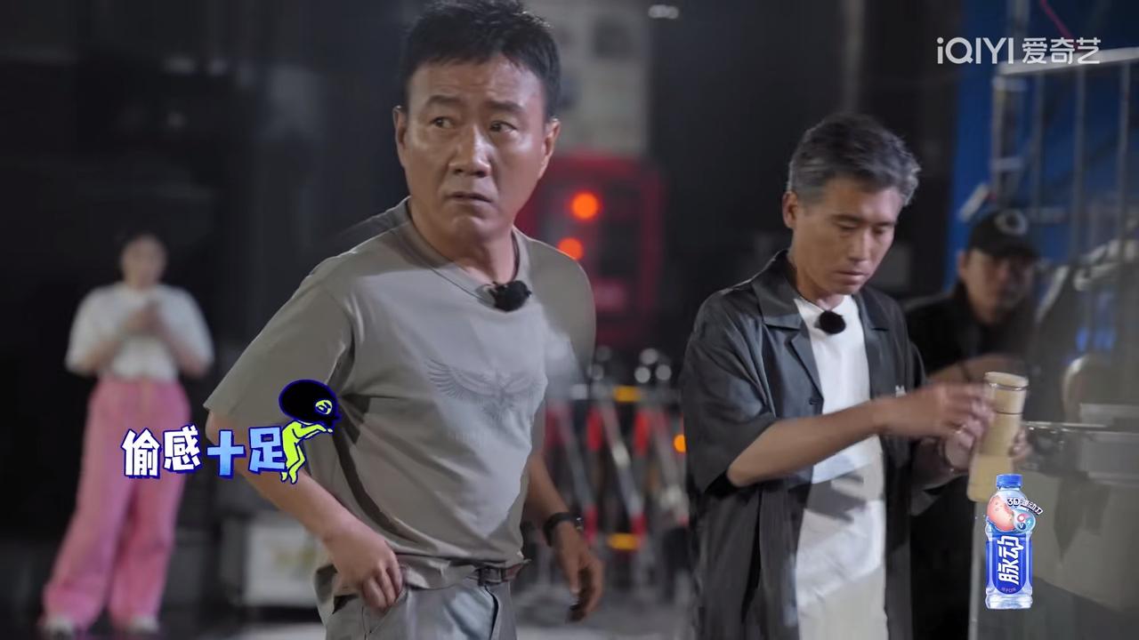 胡军鬼鬼祟祟地把李乃文拉到了角落，说：孩子到日子了。李乃文瞄了陈丽君一眼，挠了挠