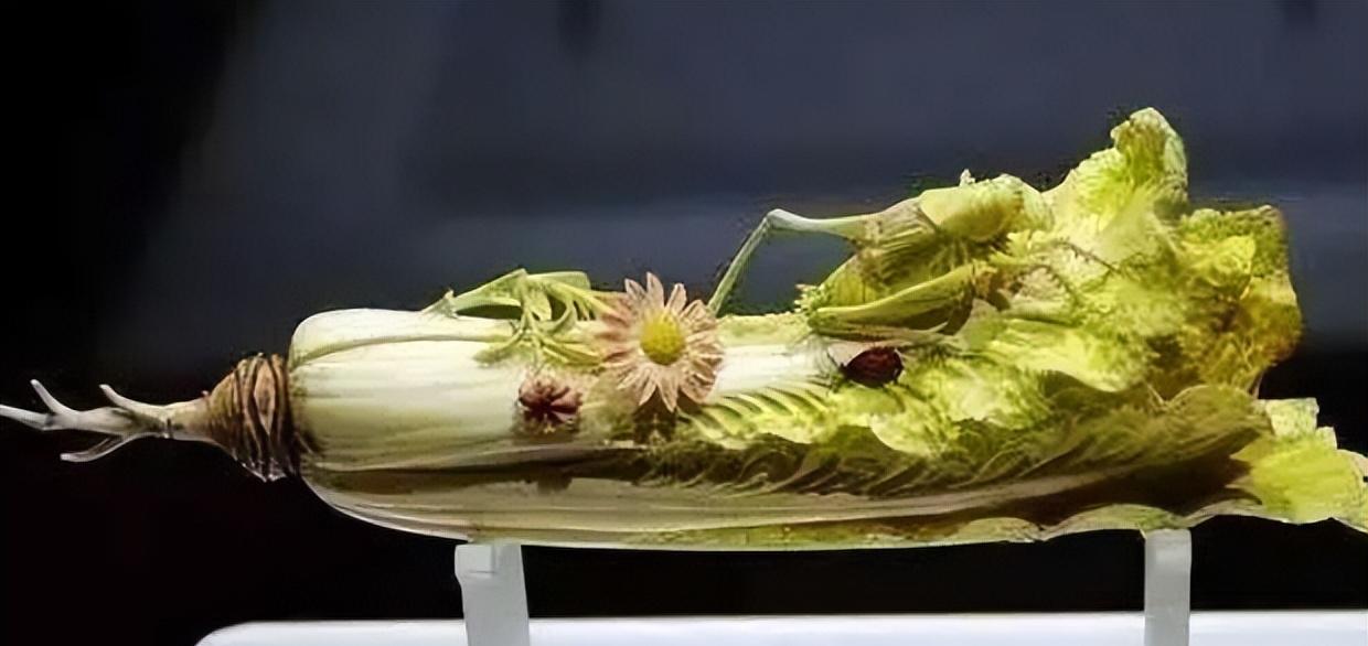 1995年腊月的河南辉县，北风跟刀子似的刮过脸。王师傅裹紧补丁摞补丁的棉袄，