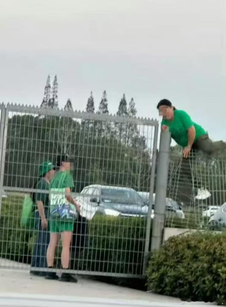 黄桶被警察带走了​​​