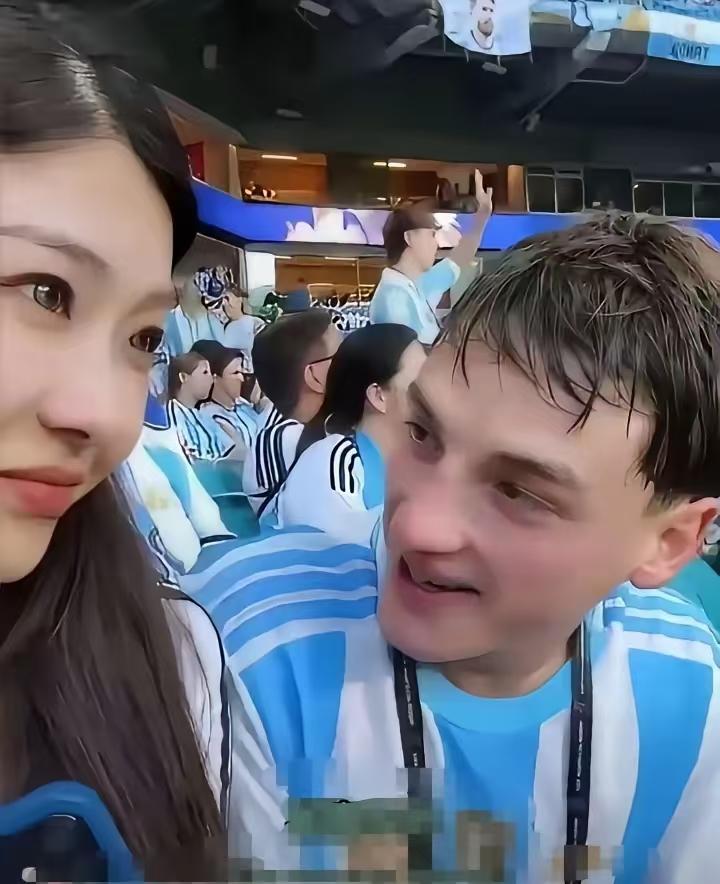 震惊三观！世界杯的观赛台上，中国女孩和阿根廷男孩两个陌生人刚好坐到一起，帅气的男