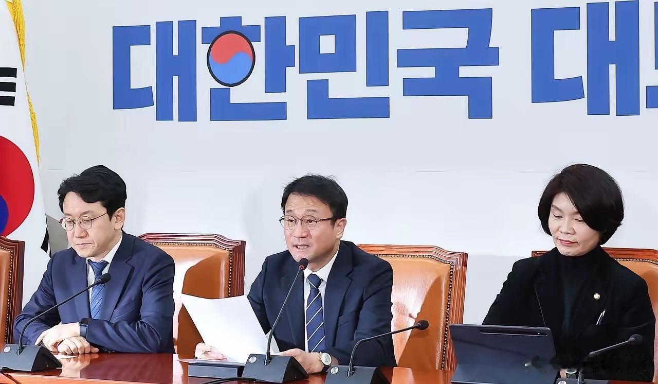 19日，韩国执政的共同民主党高层在前总统尹锡悦宣判日集体发声，强烈要求法院判处尹