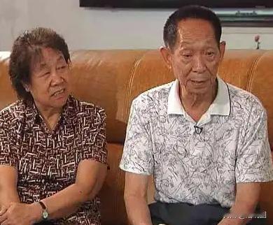 一次，袁隆平的爱人邓哲，在抽屉里发现他与前女友的书信，邓哲知道他们很相爱后忍不住