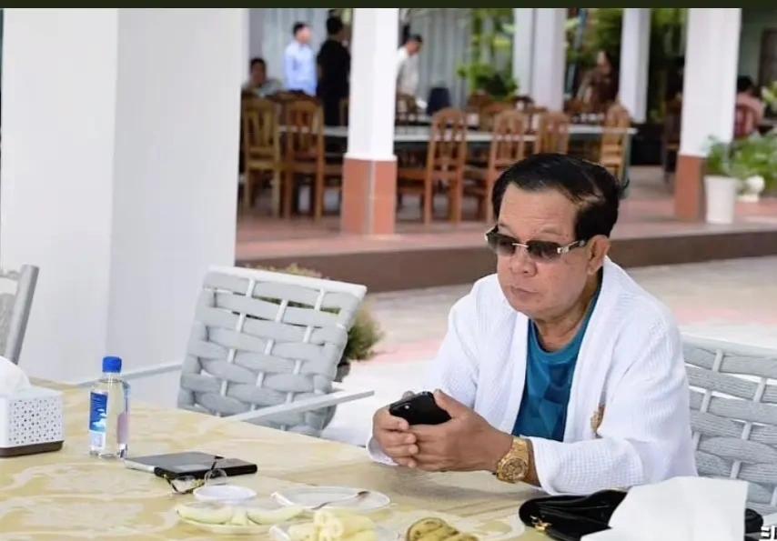 前线士兵在战壕里哀嚎！十几万被迫后撤的老百姓衣食无着！可他还是带着大金表在西港海