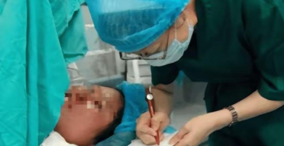 河南一聋哑女子难产，医生解开衣服一瞬间，肚子上面写着：“如果有危险，请先保孩子，
