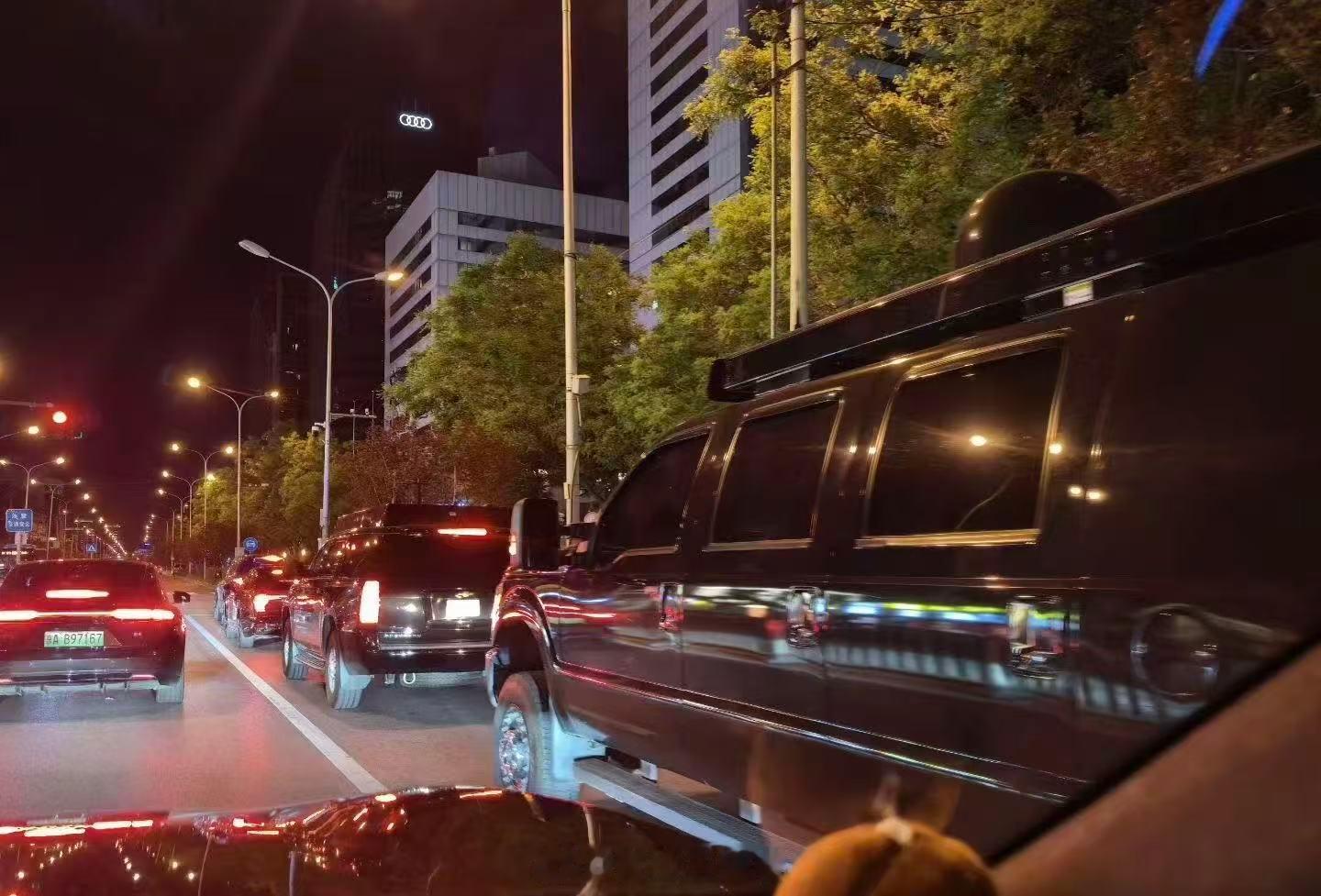 怎么了？那个男人准备要来了么？特朗普崩溃了