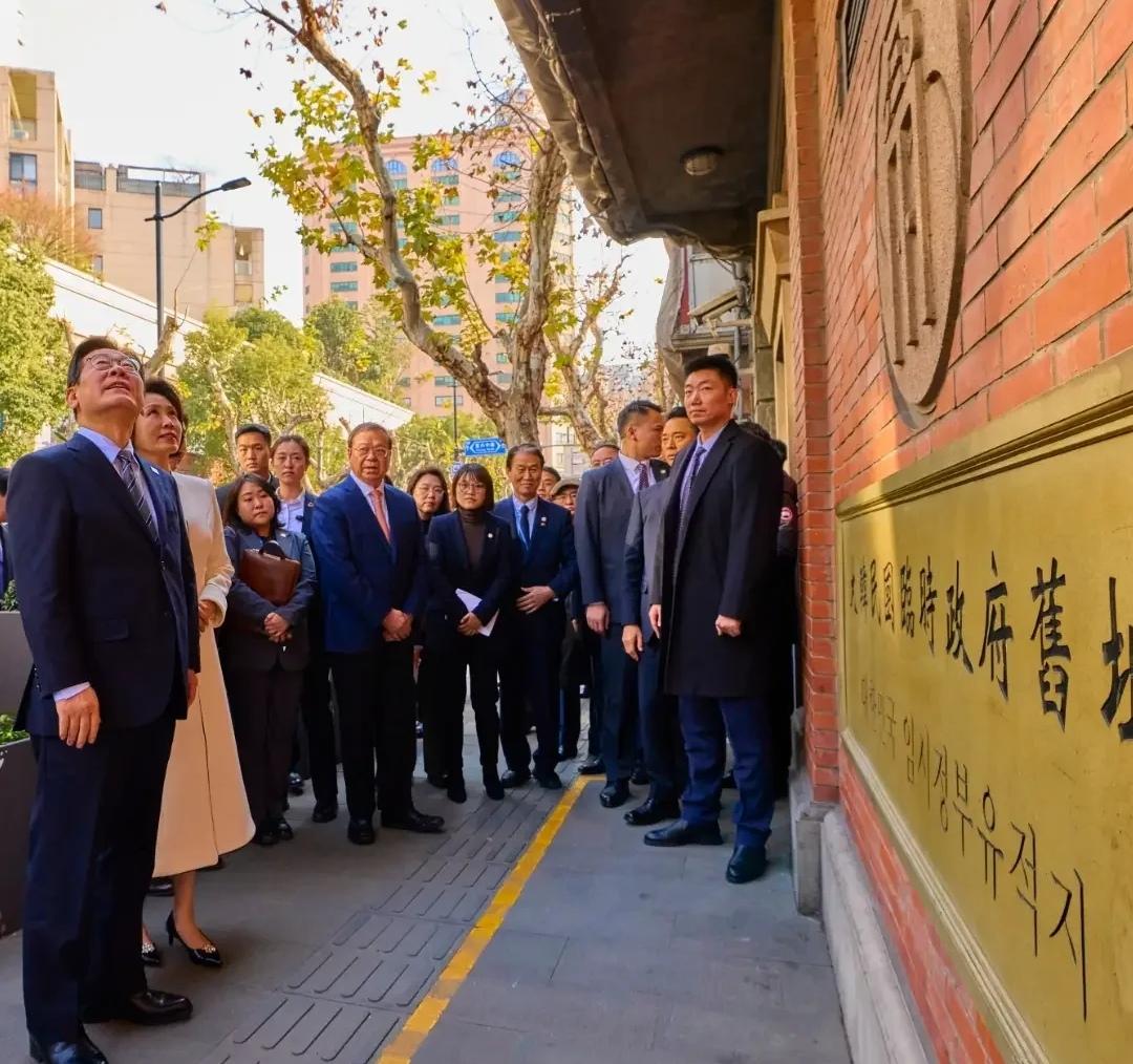 李在明和金惠景夫妻俩懂得敬畏历史。访华最后一站选择在了大韩民国临时政府旧址。