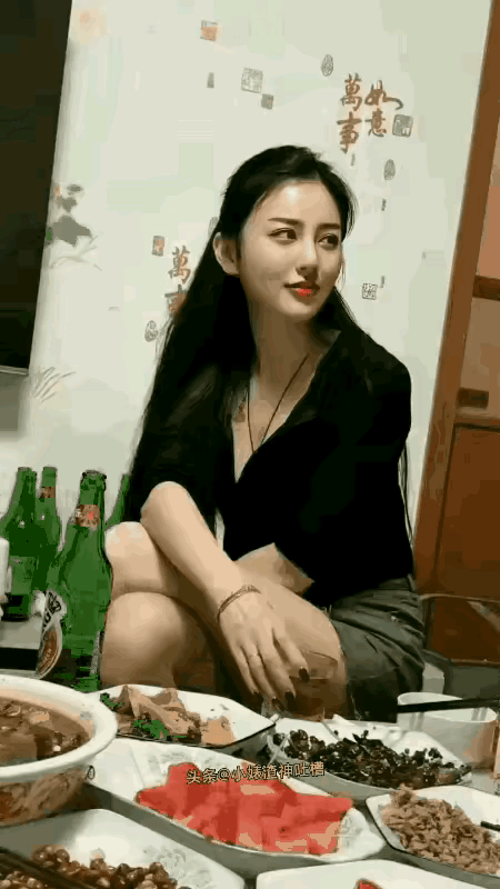 美女不仅长得漂亮，酒量还这么好，是个做销售的苗子。